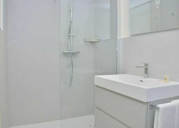 Trendy Seafront With Terrace アパート